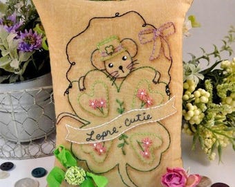 Shamrock Mouse embroidery PDF Pattern - primitive leprechaun stitchery Saint Patrick's day St. pillow pinkeep tag pin cushion tuck