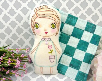 Sweet big eyed Dolly doll embroidery Patter PDF - mini quilt green eyes stitchery primitive toy