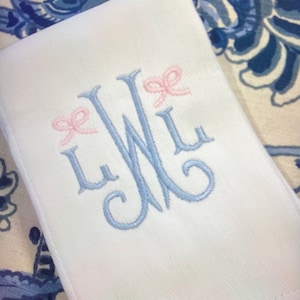 Paño para eructar, babero o bombacho con diseño de lazo monogramado