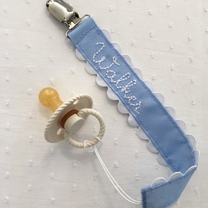 Monogrammed Pacifier Clip Holder Embroidered Name immagine 1