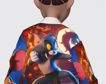 Puede incluir: Una chaqueta bomber blanca con un estampado colorido de Tom y Jerry luchando. El estampado presenta a un Tom azul y amarillo en posición de combate, con un fondo rojo y naranja.