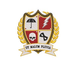 Puede incluir: Un escudo dorado y negro con fondo blanco. El escudo presenta un paraguas, un rayo, una calavera y una máscara para los ojos. El texto "Ut Malum Pluvia" está escrito en una pancarta blanca debajo del escudo.