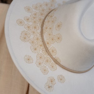 Fedora Brauthut beige creme mit Brennmalerei und goldenen Perlen im Boho-Style