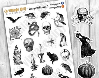 Op de afbeelding: Een vel met vintage Halloween-stickers met zwart-wit illustraties van schedels, spinnen, vleermuizen, heksen, een slang, een skelet, een pompoen, een raaf, een lantaarn, een grafsteen en een spinnenweb. De tekst "{a vintage girl} "Vintage Halloween" & HER DAUGHTER" staat bovenaan het vel.