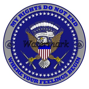 Pode incluir: Um design circular azul e prateado com uma águia careca segurando um escudo com listras vermelhas e brancas e dois rifles. O texto "My Rights Do Not End Where Your Feelings Begin" está escrito ao redor do exterior do círculo.