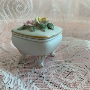 Vintage Teeny Tiny małe ceramiczne pudełko na nóżce ozdobione kwiatkiem na pierścionki i inne wyjątkowe rzeczy, wykonane w Japonii, prezent dla niej