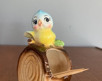 Soporte para palillos de dientes vintage Darling Norcrest Bluebird on Log, amuleto de cocina kitsch Lefton Blue bird mcm antropomórfico