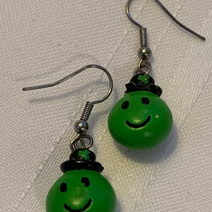 Vintage Lucky St Patrick’s day dangle earrings, happy emoji leprechaun