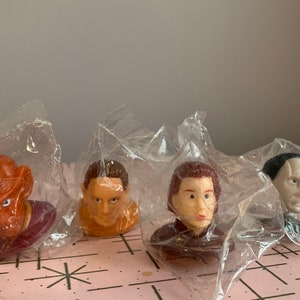 Puede incluir: Cuatro figuras de pl&aacute;stico de personajes de la franquicia Star Trek. Las figuras est&aacute;n en bolsas de pl&aacute;stico individuales. Los personajes son: un klingon, un vulcano, un humano y una mujer humana.