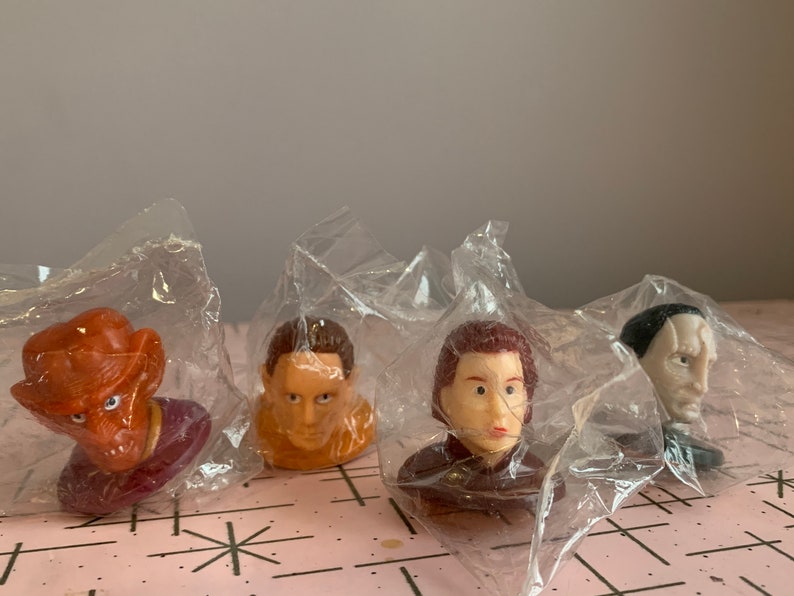 Puede incluir: Cuatro figuras de pl&aacute;stico de personajes de la franquicia Star Trek. Las figuras est&aacute;n en bolsas de pl&aacute;stico individuales. Los personajes son: un klingon, un vulcano, un humano y una mujer humana.