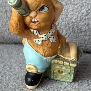 Telescopio Pendelfin Rabbit Jim-Lad vintage, mapa y cofre del tesoro, pintado a mano en piedra por Pendelfin. Fabricado en Inglaterra.