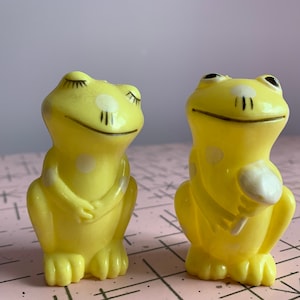 Vintage plastic happy frogs salt and pepper shakers, gift for mom, gift for grandma