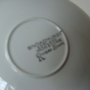 Pode incluir: Pipoqueira de cer&acirc;mica branca com uma inscri&ccedil;&atilde;o preta que diz "BROADHURST ENGLAND  IRONSTONE  Royal Doulton"