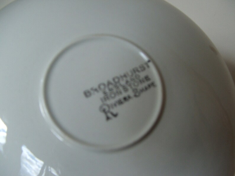 Pode incluir: Pipoqueira de cer&acirc;mica branca com uma inscri&ccedil;&atilde;o preta que diz "BROADHURST ENGLAND  IRONSTONE  Royal Doulton"