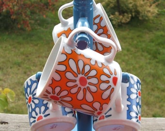 Four Mod Daisy Mugs on a Blue Painted Wooden Mug Tree