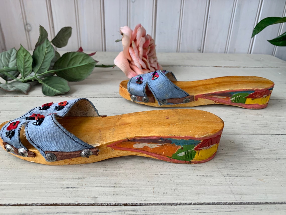 CARVED SANDALS WITH BICOLOURED DETAIL
