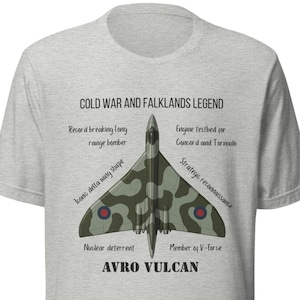 Könnte beinhalten: Ein graues T-Shirt mit einer detaillierten Illustration eines Avro Vulcan Bombers. Das Design enthält Text, der die Merkmale und die historische Bedeutung des Flugzeugs hervorhebt, wie "Cold War and Falklands Legend" und "Nuclear deterrent."
