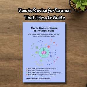 Puede incluir: Una guía de estudio imprimible azul claro titulada "How to Revise for Exams: The Ultimate Guide" sobre un escritorio de madera. La guía presenta un gráfico de cerebro colorido y texto que detalla las técnicas de revisión y los hábitos de estudio. También se ven un bolígrafo, un ratón y una planta.