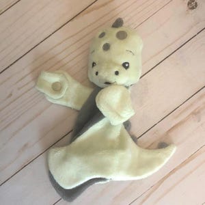 恐竜おしゃぶりホルダーおもちゃ ITH 刺繍デザイン デジタルダウンロード