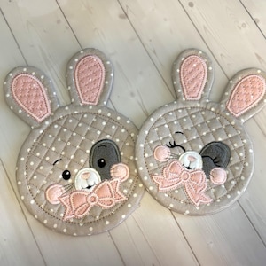 Pode incluir: Um conjunto de três canecas de cerâmica com acabamento fosco e salpicado. As canecas são em tons de creme, cinza claro e cinza escuro. Cada caneca tem um design simples e minimalista, ideal para café ou chá.