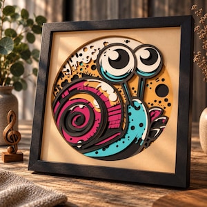Peut inclure: Un cadre noir carré contenant une œuvre d'art en papier multicouche représentant un escargot. L'escargot présente une coquille en spirale rose vif et noire, un corps turquoise à pois noirs et deux grands yeux saillants sur un fond jaune.