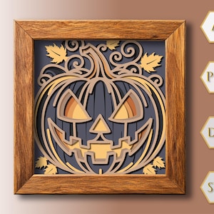 Può includere: Un'opera d'arte in legno a strati con un design a zucca intagliata all'interno di una cornice in legno. La zucca, nei toni del beige e dell'arancione, ha una faccia sorridente e si trova su uno sfondo grigio scuro. La cornice è di colore marrone caldo. Include anche il testo "AI", "PDF", "DXF" e "SVG".