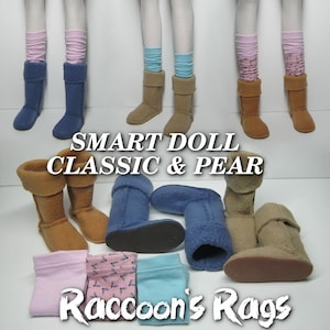 May include: A set of six doll boots in brown, blue, and pink. The boots are made of fleece and have a soft, fuzzy texture. The boots are paired with socks in pink, blue, and white. The image includes the text "SMART DOLL CLASSIC & PEAR" and "Raccoon's Rags".