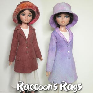 Może przedstawiać: Dwie lalki w różnokolorowych płaszczach i kapeluszach. Lalka po lewej stronie ma na sobie czerwony płaszcz i brązowo-pomarańczowy kapelusz. Lalka po prawej stronie ma na sobie fioletowy płaszcz i fioletowy kapelusz. Obie lalki mają na sobie białe sukienki pod płaszczami.