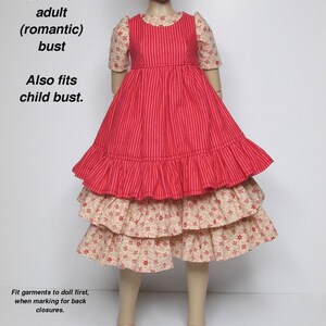 K&ouml;nnte beinhalten: Rotes Puppenkleid mit vertikalen Streifen am Oberteil und einem gestuften Rock. Der Rock hat ein Blumenmuster. Das Kleid hat kurze &Auml;rmel mit Blumenmuster und ist f&uuml;r Lutz Kid Delf Puppen mit Erwachsenen- oder Kinderb&uuml;sten konzipiert.