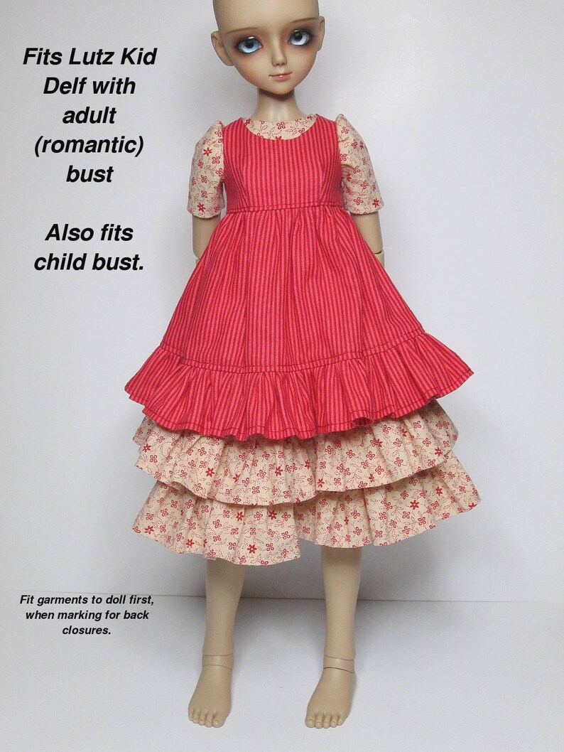 K&ouml;nnte beinhalten: Rotes Puppenkleid mit vertikalen Streifen am Oberteil und einem gestuften Rock. Der Rock hat ein Blumenmuster. Das Kleid hat kurze &Auml;rmel mit Blumenmuster und ist f&uuml;r Lutz Kid Delf Puppen mit Erwachsenen- oder Kinderb&uuml;sten konzipiert.