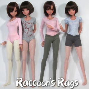 Op de afbeelding: Vier modepoppen met bruin haar en gedetailleerde gezichtskenmerken. De poppen dragen verschillende outfits, waaronder een roze bodysuit, een grijze turnpakje met hartafbeeldingen, een roze shirt met lange mouwen met een groene broek en een blauwe top met een grijze short. De tekst "Raccoon's Rags" staat onderaan.