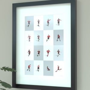 Può includere: Una stampa incorniciata di una griglia di 16 illustrazioni in bianco e nero di giocatori di calcio con divise rosso e nere. I giocatori sono in varie pose, tra cui correre, calciare e saltare.
