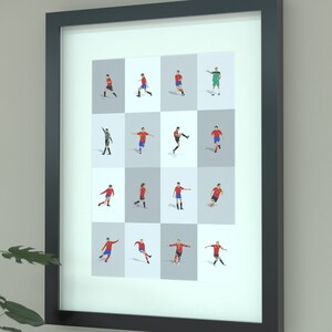 Può includere: Una stampa incorniciata di una griglia di 16 illustrazioni di calciatori in uniforme rossa e blu. I giocatori sono in varie pose, tra cui calciare, correre e saltare.