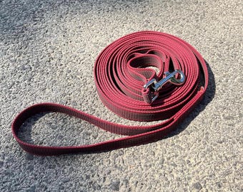 Laisse pour chien antidérapante. Laisse en sangle caoutchoutée. Laisse pour chien réactif. Laisse de chien mignon. Laisse pour chien résistante. Accessoires pour chiens. Longueur personnalisable