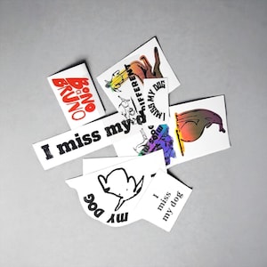 Puede incluir: Una colección de pegatinas con varios diseños y texto. Algunas pegatinas presentan la frase "I miss my dog" en diferentes fuentes. Otras pegatinas tienen ilustraciones de perros y el texto "BONO BRUNO". Las pegatinas son de varios colores.