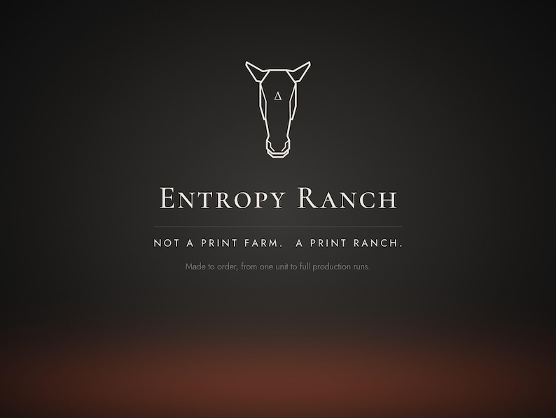 Puede incluir: Un gr&aacute;fico gris oscuro con un icono de cabeza de caballo en l&iacute;neas blancas y un peque&ntilde;o tri&aacute;ngulo en la frente. El texto dice: ENTROPY RANCH, NOT A PRINT FARM. A PRINT RANCH., y Made to order, from one unit to full production runs.