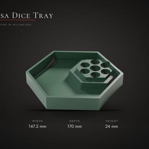 Pu&ograve; includere: Un vassoio esagonale per dadi color verde salvia etichettato Mesa Dice Tray con un supporto integrato per sette dadi. Il vassoio misura 147,2 mm di larghezza, 170 mm di profondit&agrave; e 24 mm di altezza, come indicato nel testo dell'immagine.