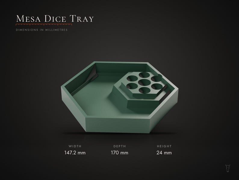 Pu&ograve; includere: Un vassoio esagonale per dadi color verde salvia etichettato Mesa Dice Tray con un supporto integrato per sette dadi. Il vassoio misura 147,2 mm di larghezza, 170 mm di profondit&agrave; e 24 mm di altezza, come indicato nel testo dell'immagine.