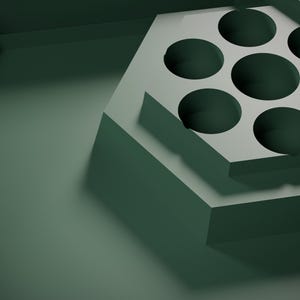 Pu&ograve; includere: Un vassoio organizzatore esagonale color verde salvia opaco con una piattaforma centrale rialzata dotata di sette fori circolari disposti a nido d'ape. L'oggetto presenta bordi netti e definiti con una finitura liscia e uniforme.