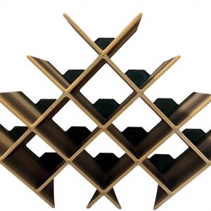 Puede incluir: Un botellero geom&eacute;trico que presenta una serie de compartimentos interconectados en forma de diamante. La estructura est&aacute; construida con paneles de color beige con detalles interiores en verde oscuro, dispuestos en una formaci&oacute;n piramidal sim&eacute;trica.