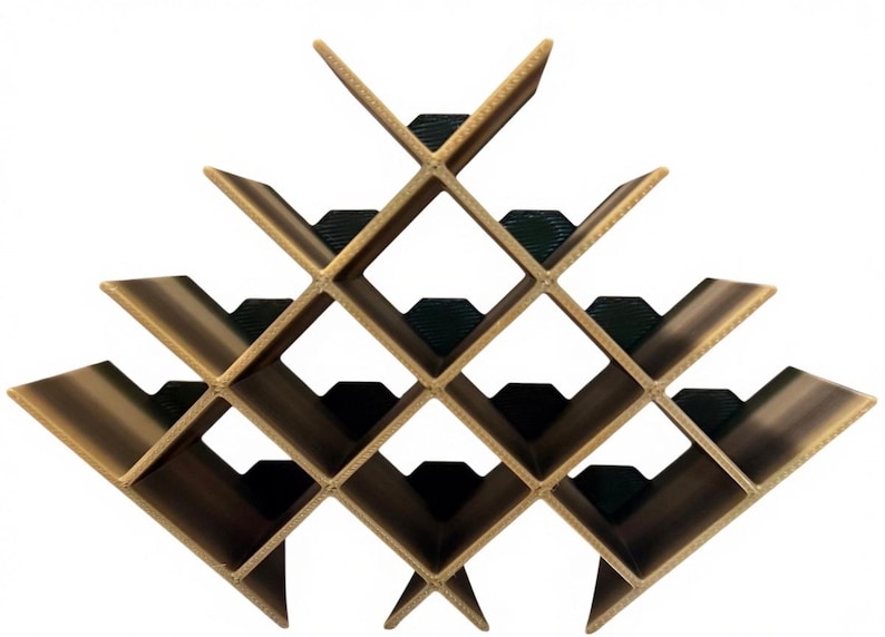 Puede incluir: Un botellero geom&eacute;trico que presenta una serie de compartimentos interconectados en forma de diamante. La estructura est&aacute; construida con paneles de color beige con detalles interiores en verde oscuro, dispuestos en una formaci&oacute;n piramidal sim&eacute;trica.