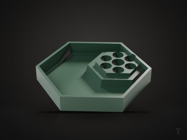 Pu&ograve; includere: Un vassoio esagonale color verde salvia caratterizzato da una sezione esagonale pi&ugrave; piccola e rialzata con sette fori circolari. Il vassoio presenta una finitura opaca liscia e un design geometrico con bordi netti e una zona profonda.