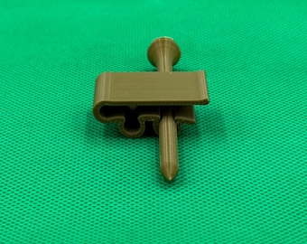 Op de afbeelding: Een bruine plastic golfteehouder met een golftee erin. De houder is ontworpen om meerdere golftees te bevatten.