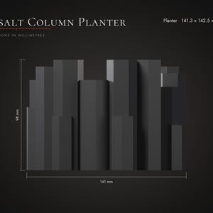 Puede incluir: Una maceta Basalt Column Planter de color gris oscuro con una estructura vertical geom&eacute;trica de alturas m&uacute;ltiples. El texto dice Basalt Column Planter, con dimensiones de 141,3 x 142,5 x 98 mm indicadas por l&iacute;neas t&eacute;cnicas.