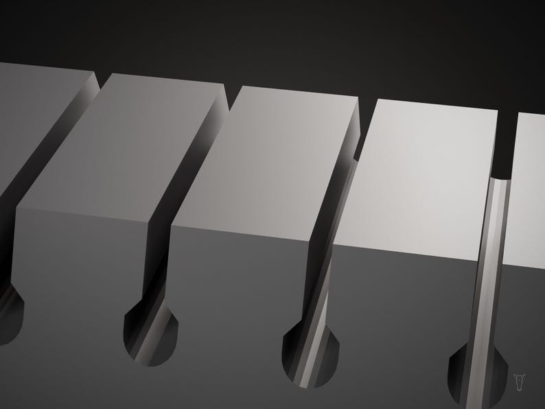 Op de afbeelding: Een grijs industrieel onderdeel met een reeks parallelle rechthoekige blokken gescheiden door diepe, smalle verticale sleuven die eindigen in afgeronde, cilindrische openingen aan de basis, wat een uniform, herhalend geometrisch patroon cre&euml;ert.
