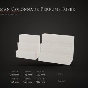 K&ouml;nnte beinhalten: Zwei wei&szlig;e, gestufte Pr&auml;sentationsst&auml;nder mit der Aufschrift Roman Colonnade Perfume Riser. Die Gr&ouml;&szlig;e Grand misst 240 mm Breite, 186 mm Tiefe und 120 mm H&ouml;he. Die Gr&ouml;&szlig;e Compact misst 165 mm Breite, 168 mm Tiefe und 102 mm H&ouml;he.