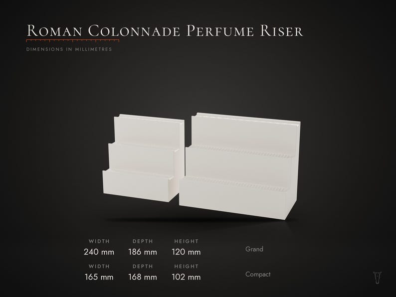 K&ouml;nnte beinhalten: Zwei wei&szlig;e, gestufte Pr&auml;sentationsst&auml;nder mit der Aufschrift Roman Colonnade Perfume Riser. Die Gr&ouml;&szlig;e Grand misst 240 mm Breite, 186 mm Tiefe und 120 mm H&ouml;he. Die Gr&ouml;&szlig;e Compact misst 165 mm Breite, 168 mm Tiefe und 102 mm H&ouml;he.