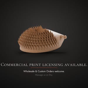 Puede incluir: Una figura de erizo tridimensional de color marr&oacute;n claro con una textura geom&eacute;trica de p&uacute;as. El texto debajo dice: COMMERCIAL PRINT LICENSING AVAILABLE. Wholesale & Custom Orders welcome. Message us on Etsy.
