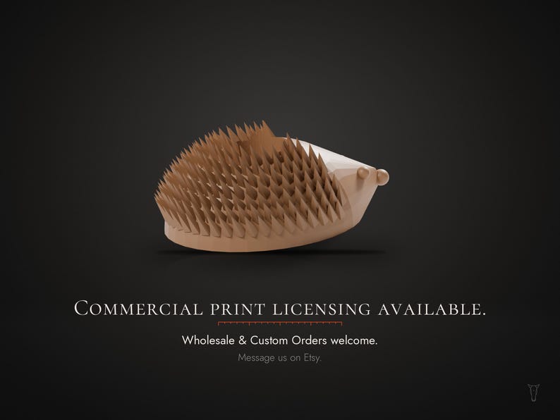 Puede incluir: Una figura de erizo tridimensional de color marr&oacute;n claro con una textura geom&eacute;trica de p&uacute;as. El texto debajo dice: COMMERCIAL PRINT LICENSING AVAILABLE. Wholesale & Custom Orders welcome. Message us on Etsy.