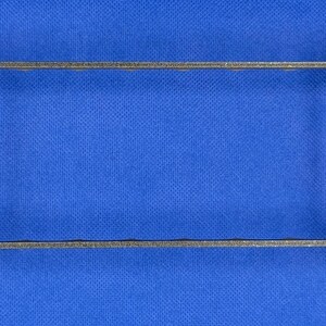 K&ouml;nnte beinhalten: Ein grauer Metallrahmen mit abgerundeten Ecken. Der Rahmen befindet sich auf einem blauen Hintergrund.